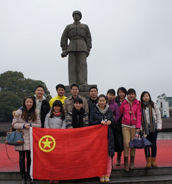 “学雷锋，献爱心”——中国共产主义青年团星空买球·(中国)官方网站
委员会开展慰问贫困学生助学活动